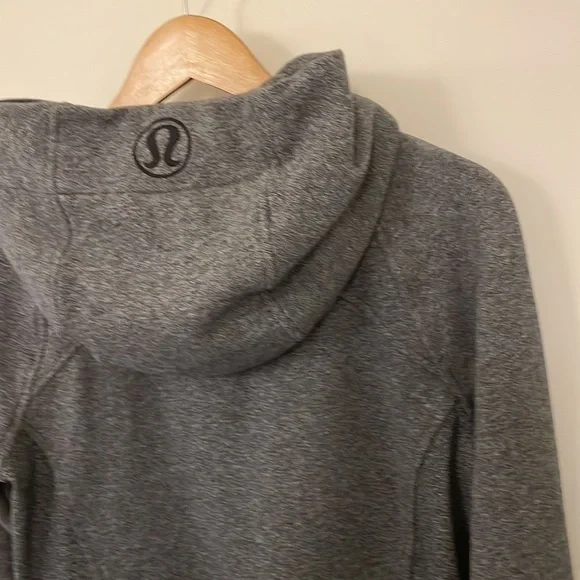 Lululemon Scuba gray full zip Great condition. Womens size 6 - Picture 6 of 9